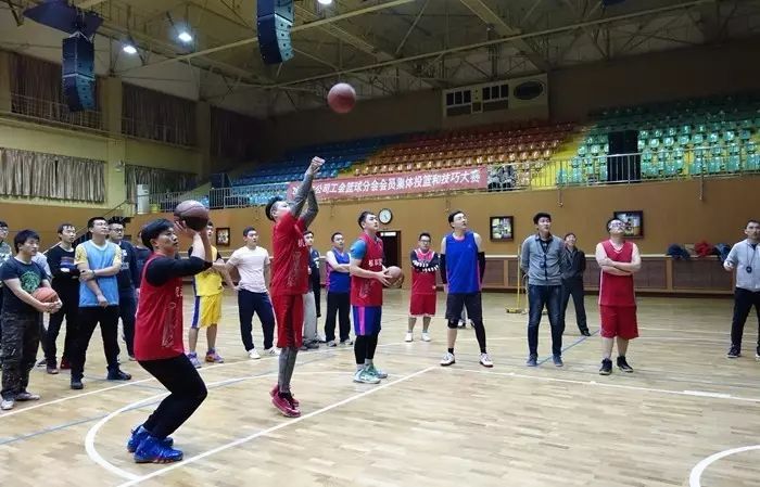 公司工会文体协会篮球分会举办集体投篮与技